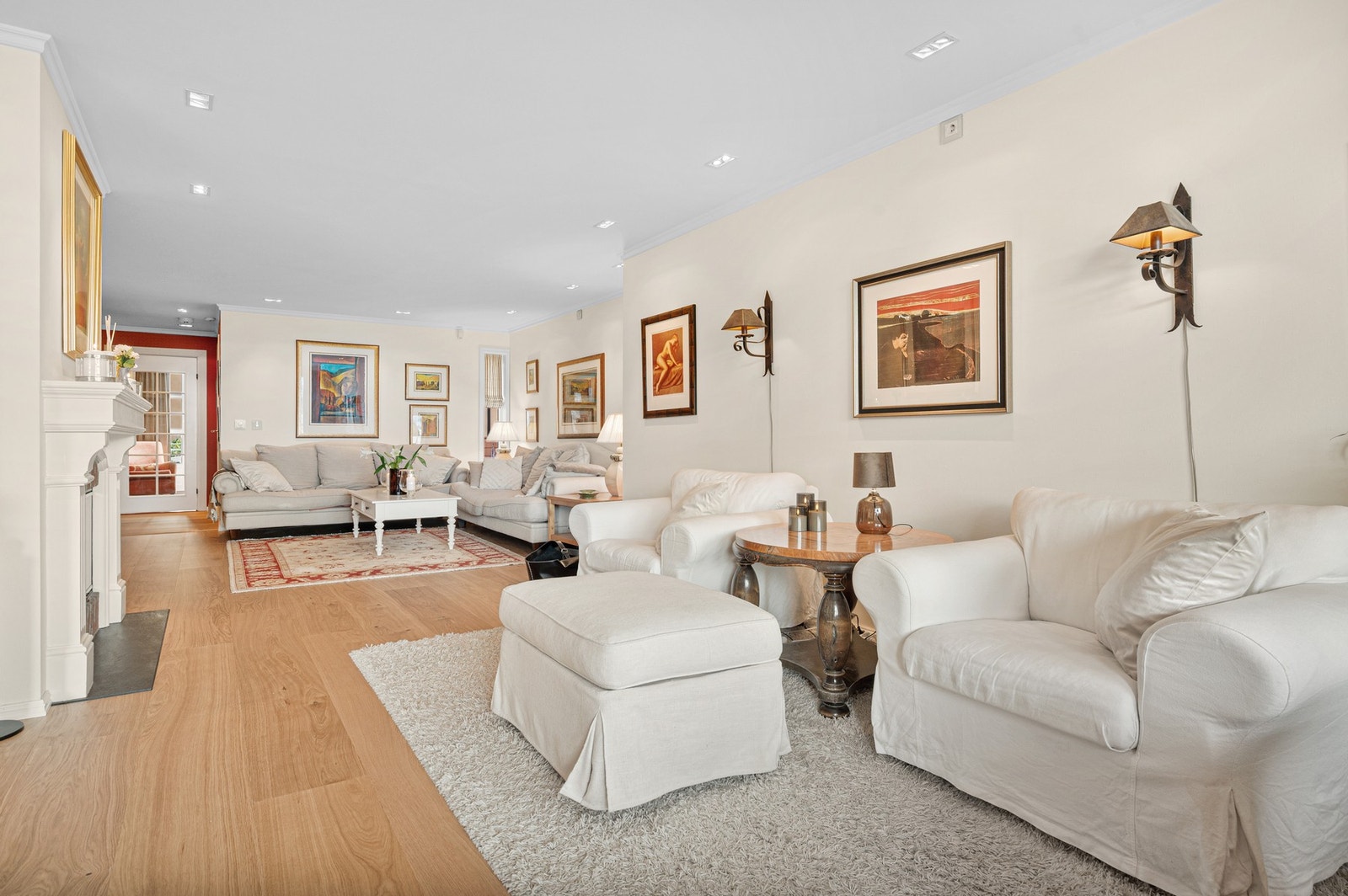 Romslig stue med god plass til flere sittegrupper. Downlights i tak og parkett på gulv. Galleribilde