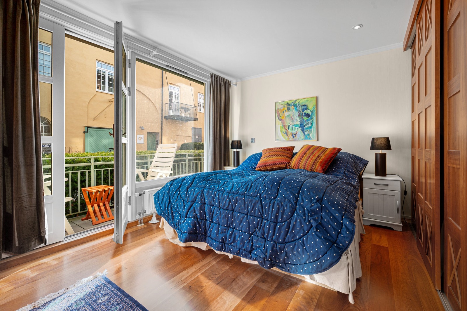 Soverom 2 er på 14,5 kvadratmeter og har utgang til koselig uteplass. Galleribilde