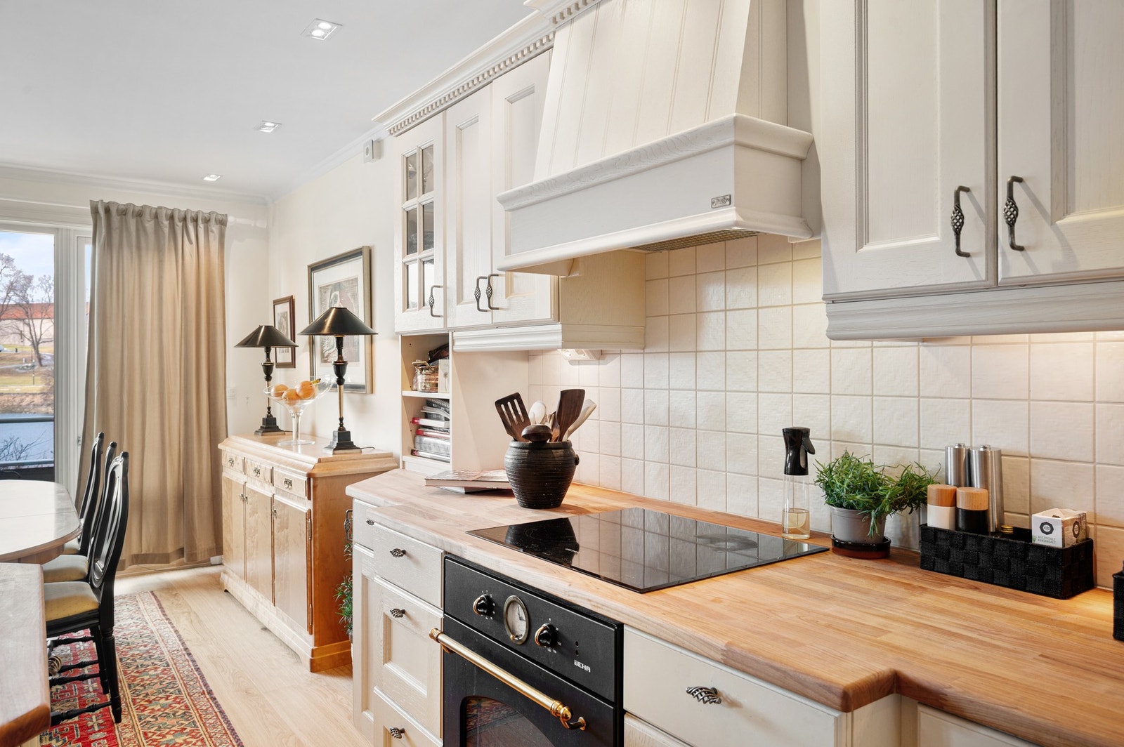 Kjøkkenet fikk nye sokler og benkeplate ble slipt og overflatebehandlet i 2025. Galleribilde