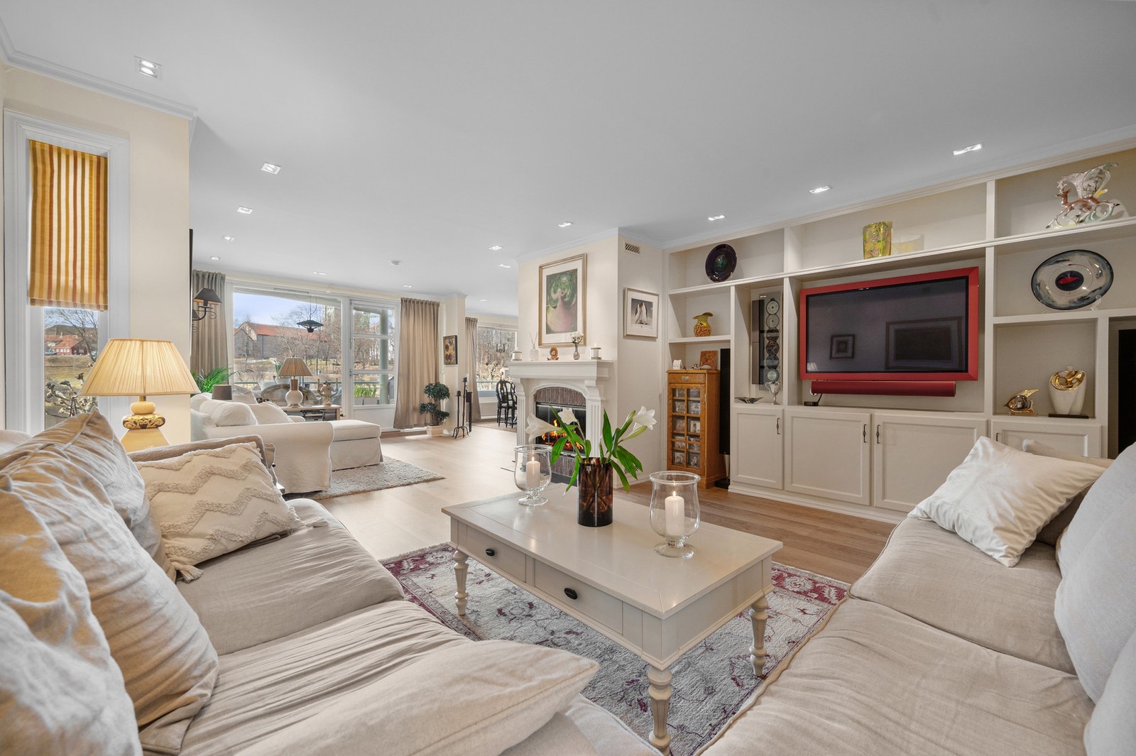 Det ble lagt nye gulv i entré, gang, stue og kjøkken i 2025. Galleribilde