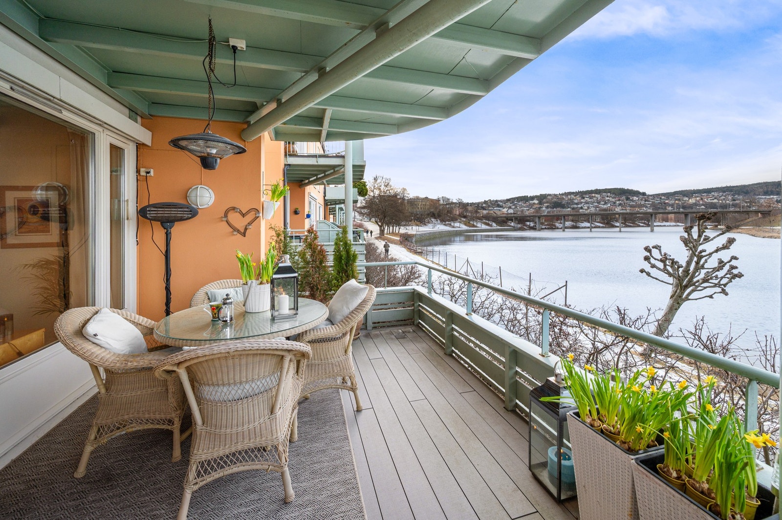 Terrassen er på 19,8 kvadratmeter og er ypperlig å benytte på sommerhalvåret. Galleribilde