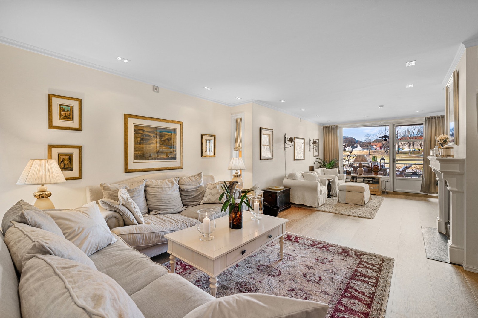 Delikat stue med fin takhøyde og store vindusflater som gir leiligheten en god romfølelse. Galleribilde