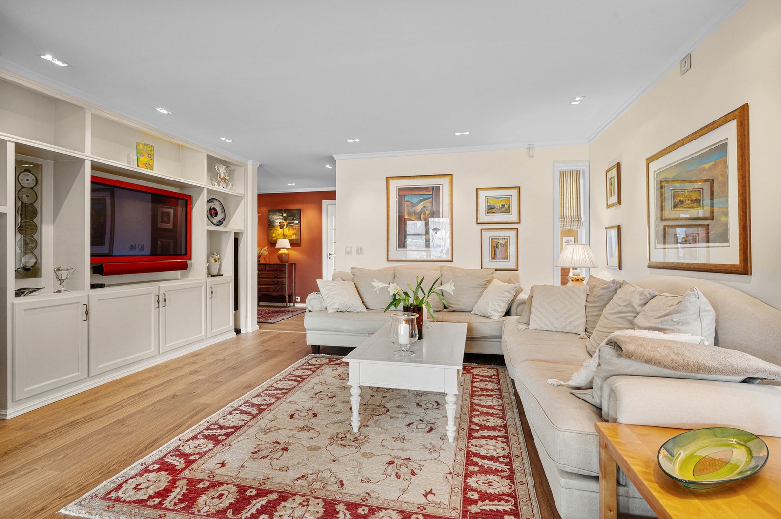 Leiligheten har en ypperlig plassering i bygget og består av store oppholdsrom som er enkle å innrede. Galleribilde