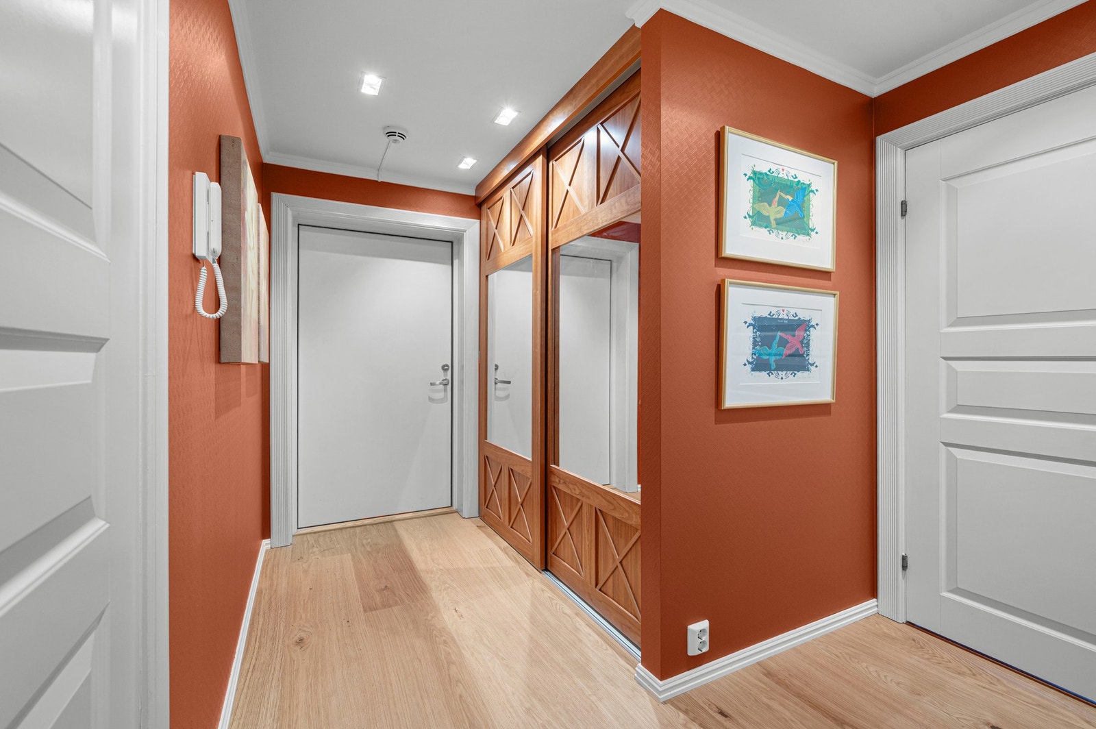 Entréen har godt med plass til sko- og yttertøy. Galleribilde