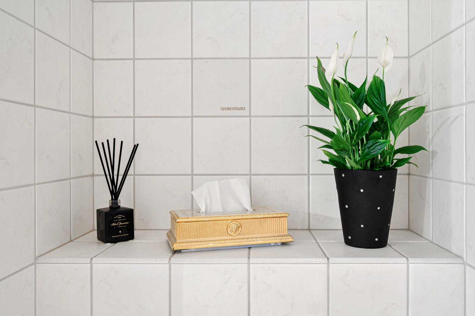 Her får du et lekket Versace-baderom i stilige detaljer. Galleribilde