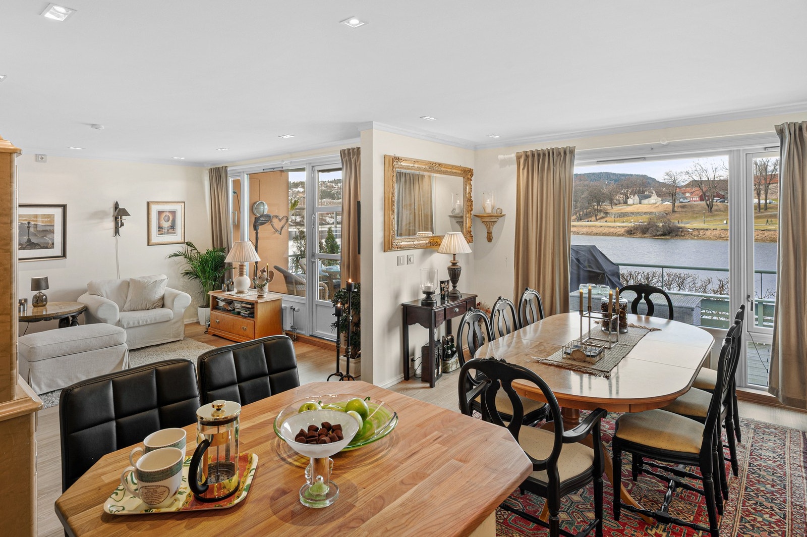 Spiseplassen finner sin naturlige plassering i tilknytning til kjøkkenet. Galleribilde