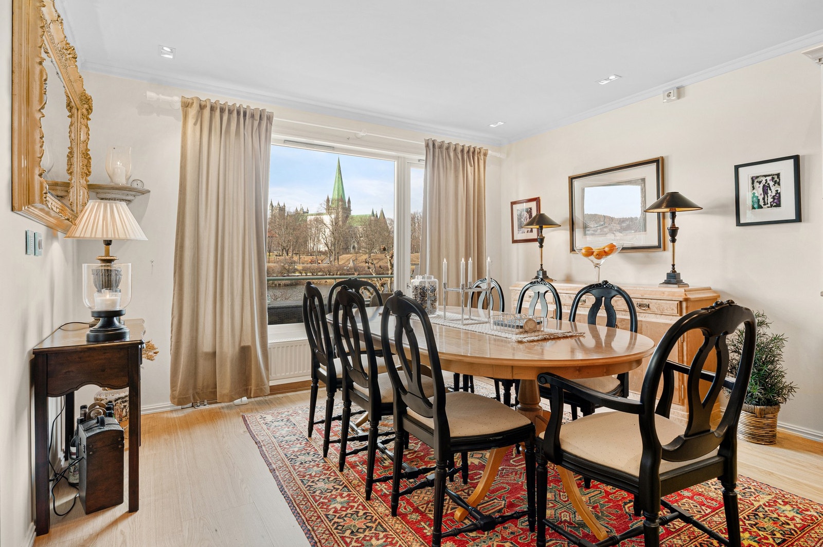 De store vinduene slipper inn rikelig av naturlig lys til spiseplassen. Galleribilde