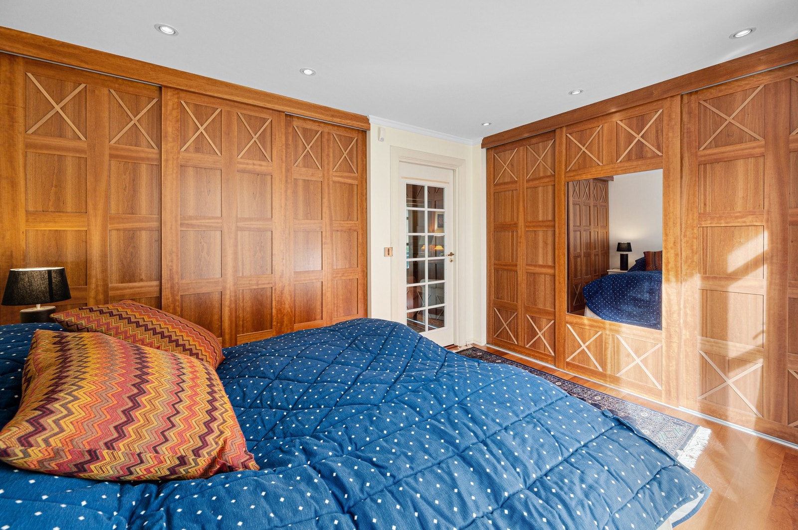 Soverommet har rikelig av garderobeplass. Galleribilde