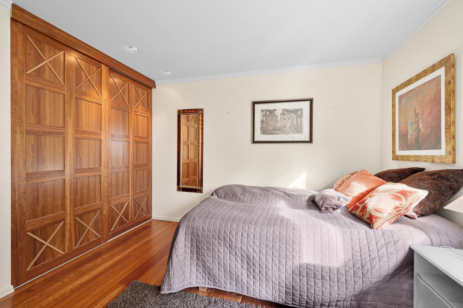 Soverom 1 er på 16 kvadratmeter. Eksklusive heltre garderobeskap. Galleribilde