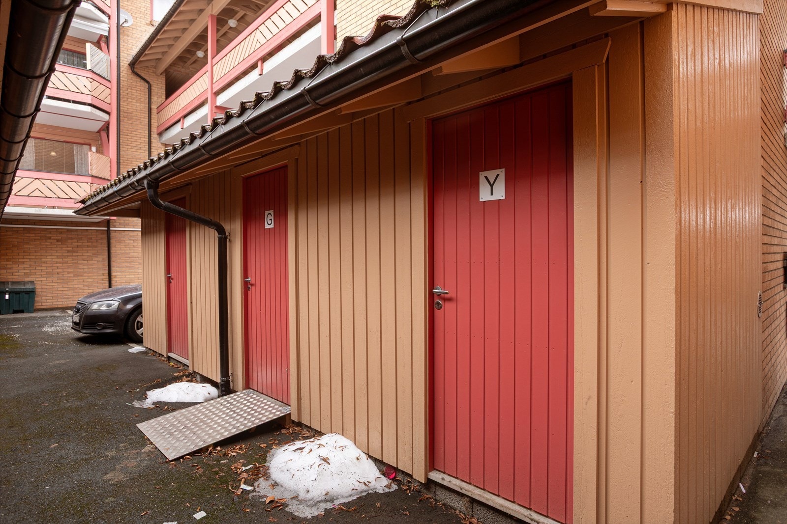 I tillegg til den store innvendige boden har man også tilgang på en utvendig bod på ca. 5 m². Galleribilde