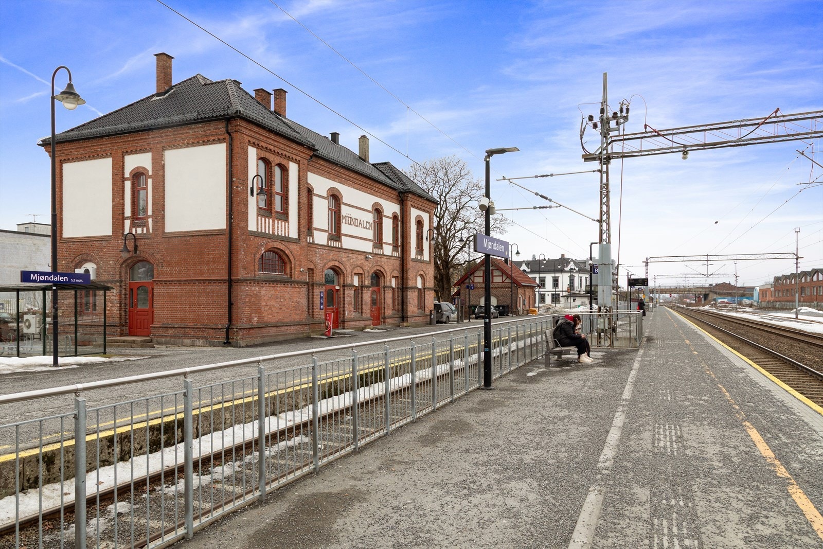 Boligen har en meget pendlervennlig beliggenhet med kun ca. 400 meter til Mjøndalen togstasjon, som gir gode forbindelser til blant annet Drammen og Oslo. Foto: Bente Elvebredd. Galleribilde