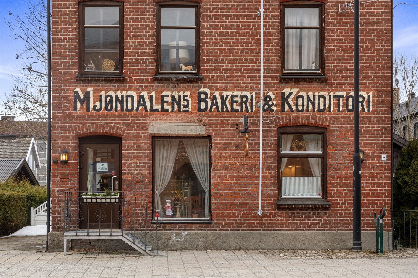 Mjøndalen Torg byr på treningssenter, apotek, legekontor, frisører, bakeri og flere spisesteder, noe som gjør hverdagen både enkel og praktisk. Galleribilde