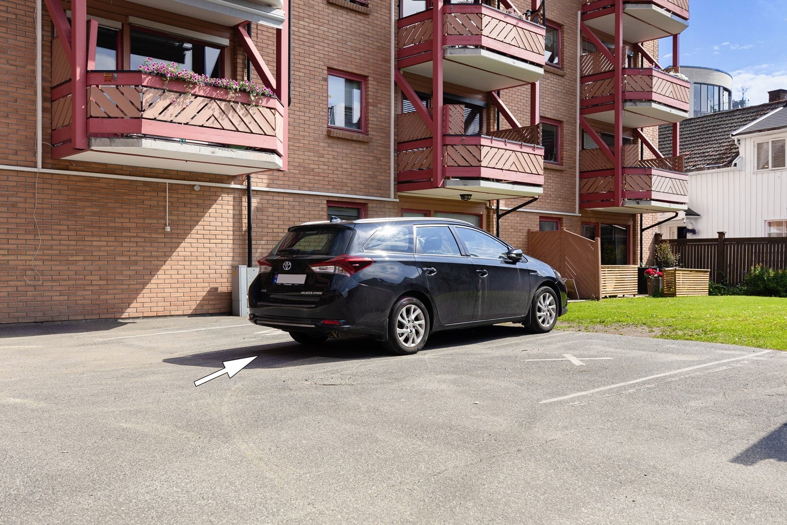 Parkeringsplass i bakgården. Denne er merket med bokstaven Y. Galleribilde