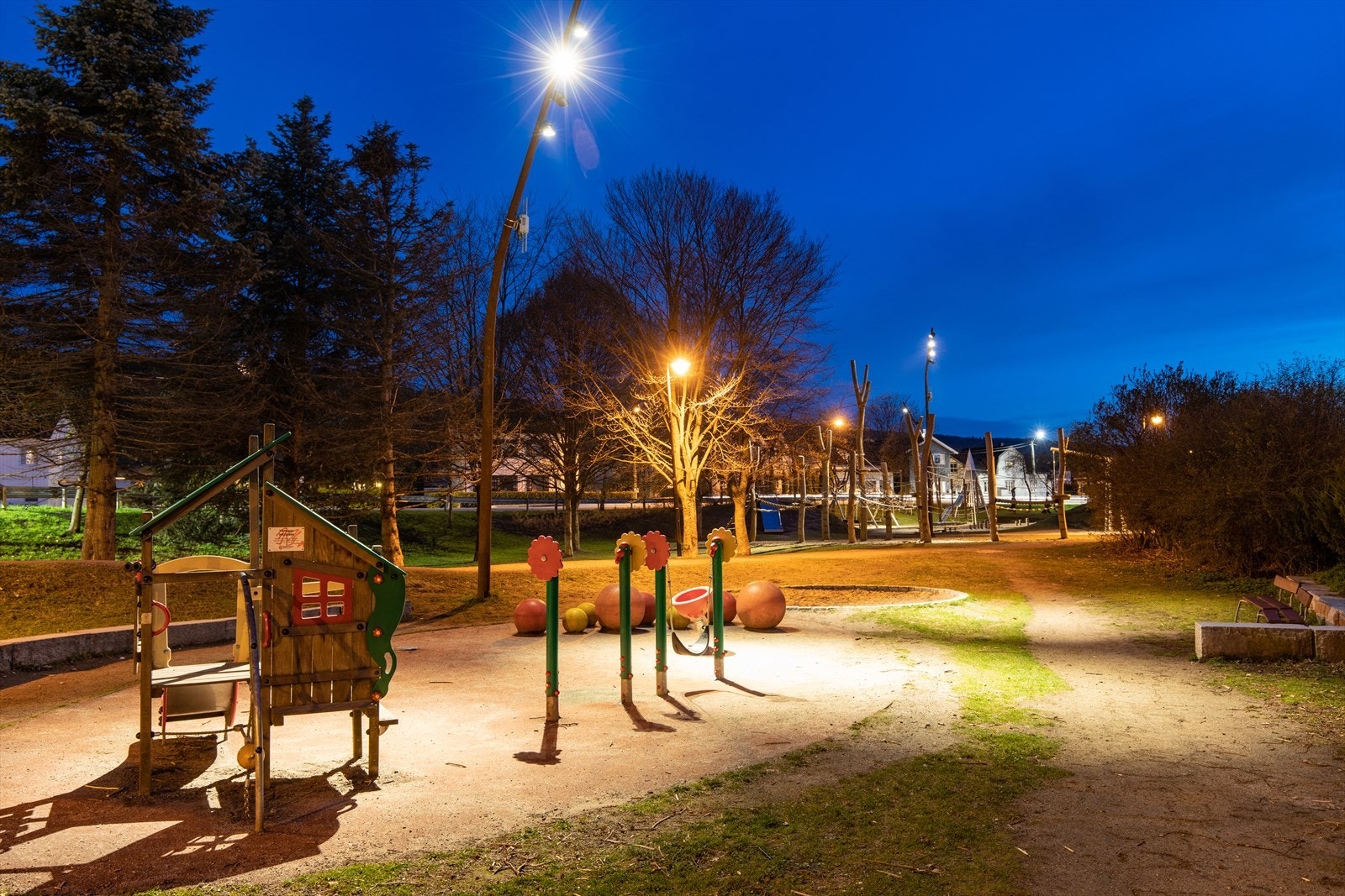 Flott og nyere lekeområde ved Mjøndalen torg, kun en kort spasertur fra boligen. Galleribilde