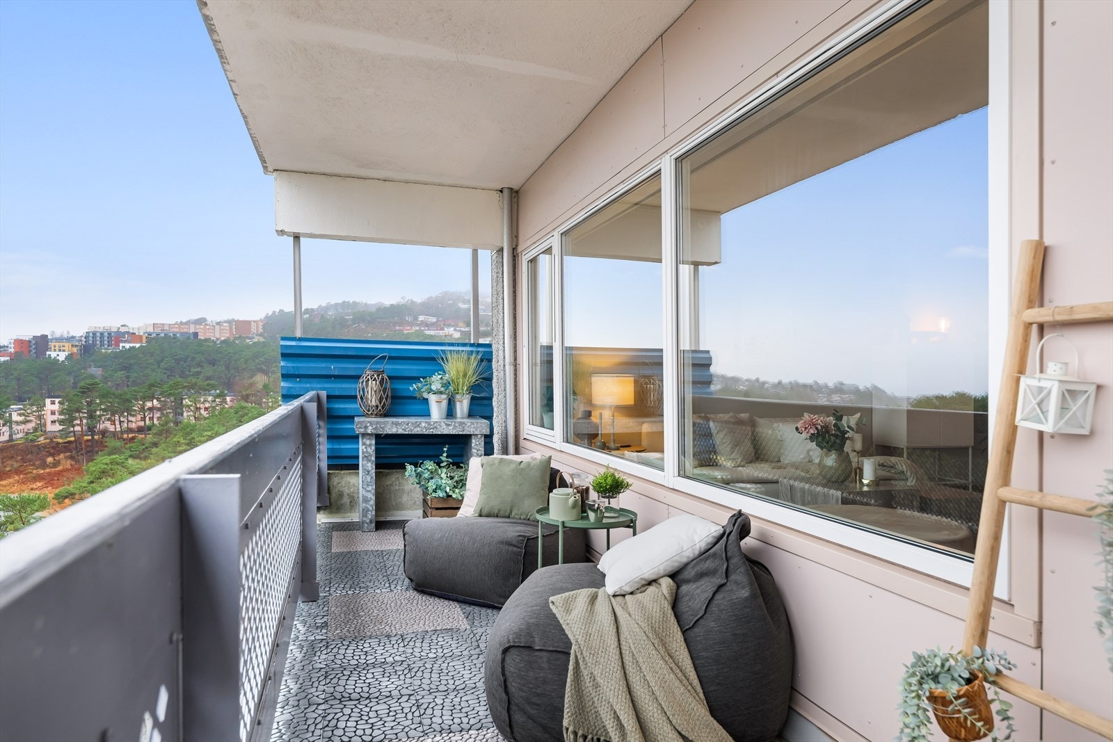 Velkommen ut! flott balkong med mye sol og utsikt. Galleribilde