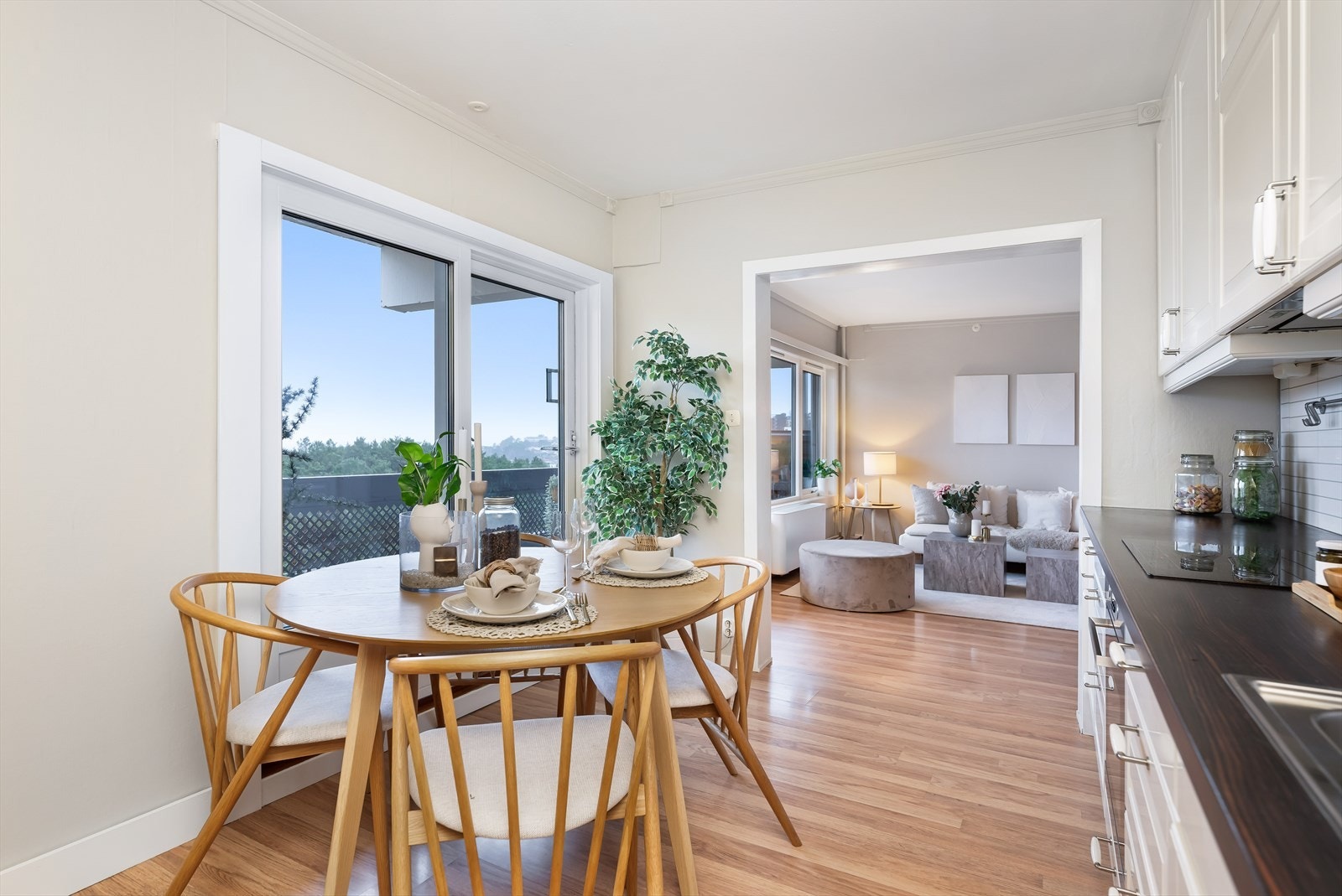 Kjøkken mot stue. Galleribilde