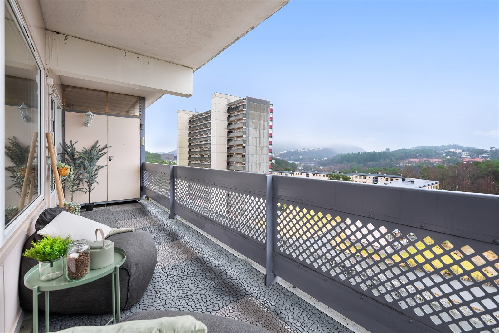 Balkong med utvendig bod. Galleribilde