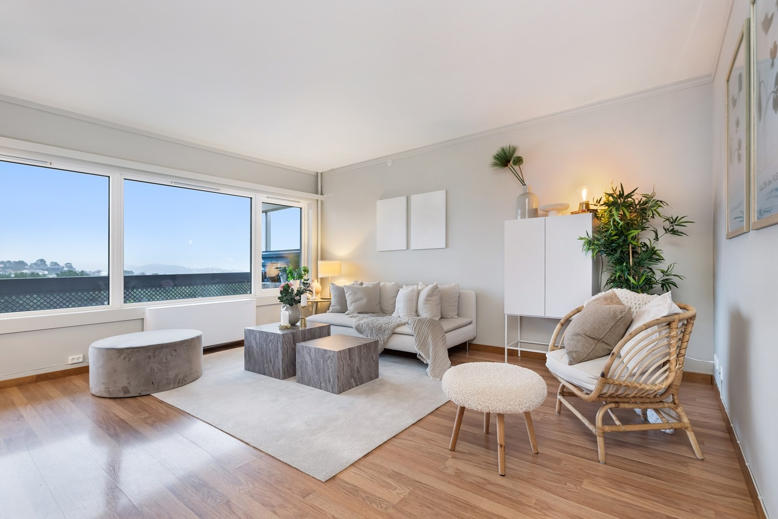 Gode kvaliteter og romslig stue med en nydelig utsikt. Her kan man samle til fest eller nyte rolige kvelder. Rommet har malt vegger og tak i 2026. Galleribilde