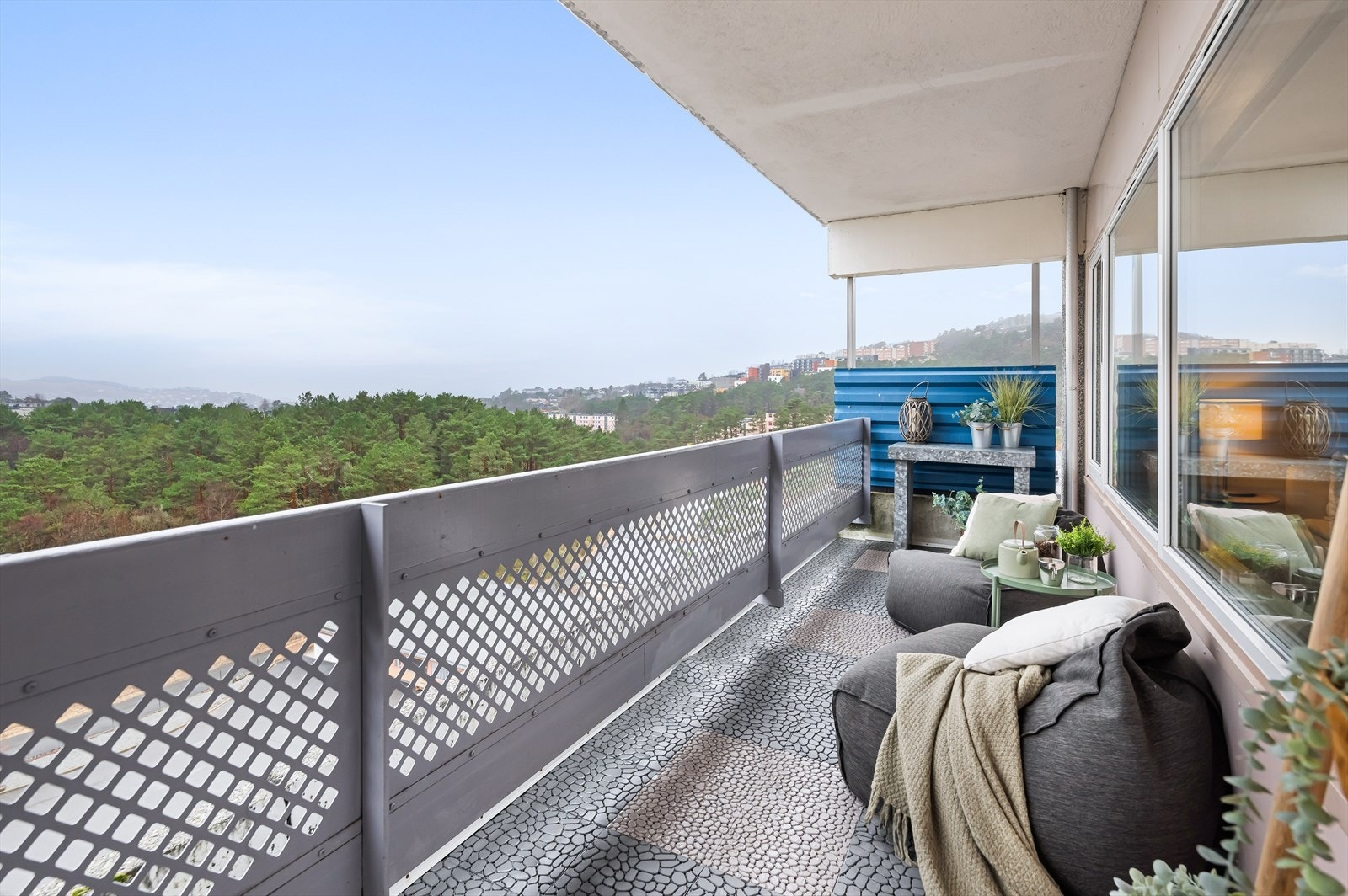 Balkong med utsikt. Her kan man nyte gode solforhold og nydelig utsikt mot byfjorden og Askøy på klare dager. Sol store deler av dagen midtsommers. Galleribilde