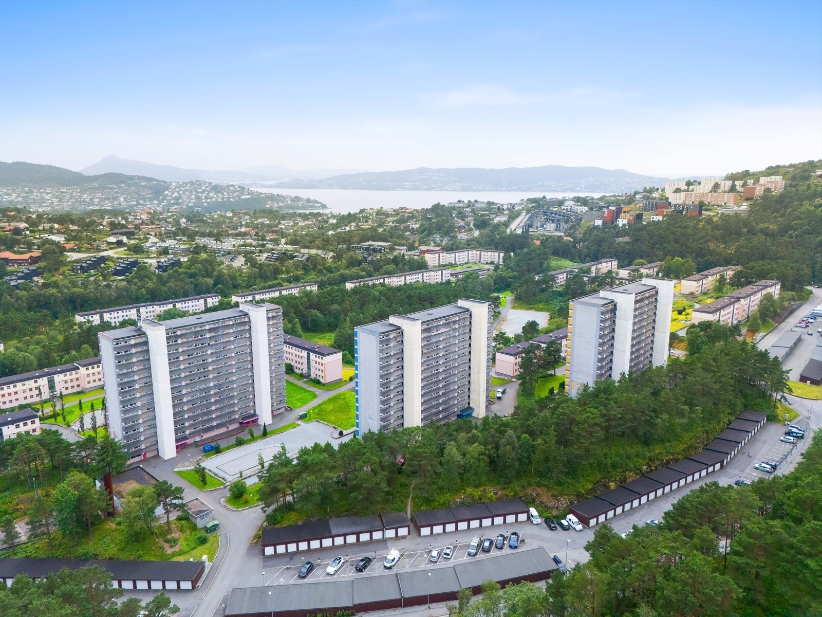 Oversikt over nærområdet. Leiligheten ligger på høyre side i 7 etg av den midterste blokken. Galleribilde