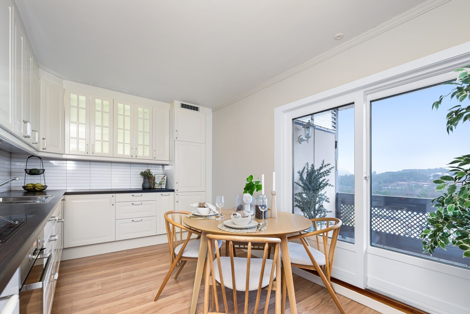 Kjøkken med plass til spisebord og gode lysforhold. Galleribilde