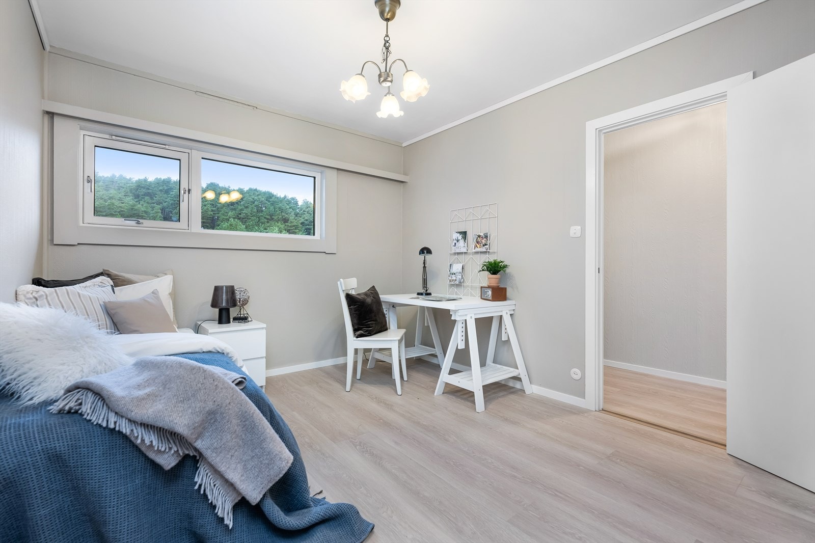 Hovedsoverommet er lyst og fint med god plass til seng og garderobe om ønskelig. Galleribilde