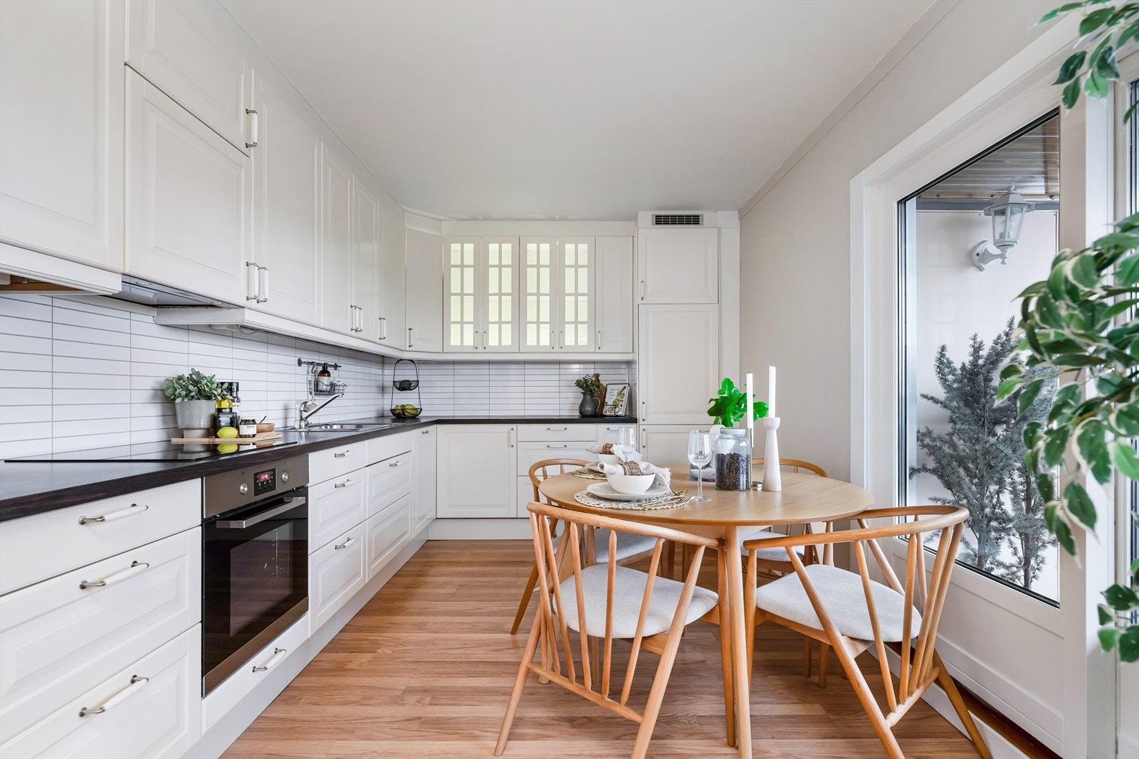 Meget stort kjøkken i lyse og moderne fronter. Meget gode oppbevaringsmuligheter og benkeplass. Utgang til balkong. Galleribilde