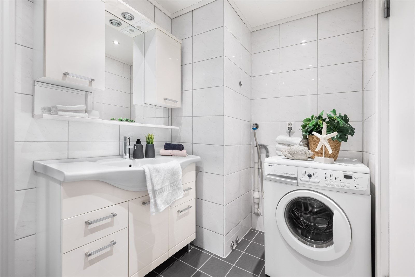 På baderommet har man god plass til vaskemaskin. Medfølger ikke salget. Galleribilde