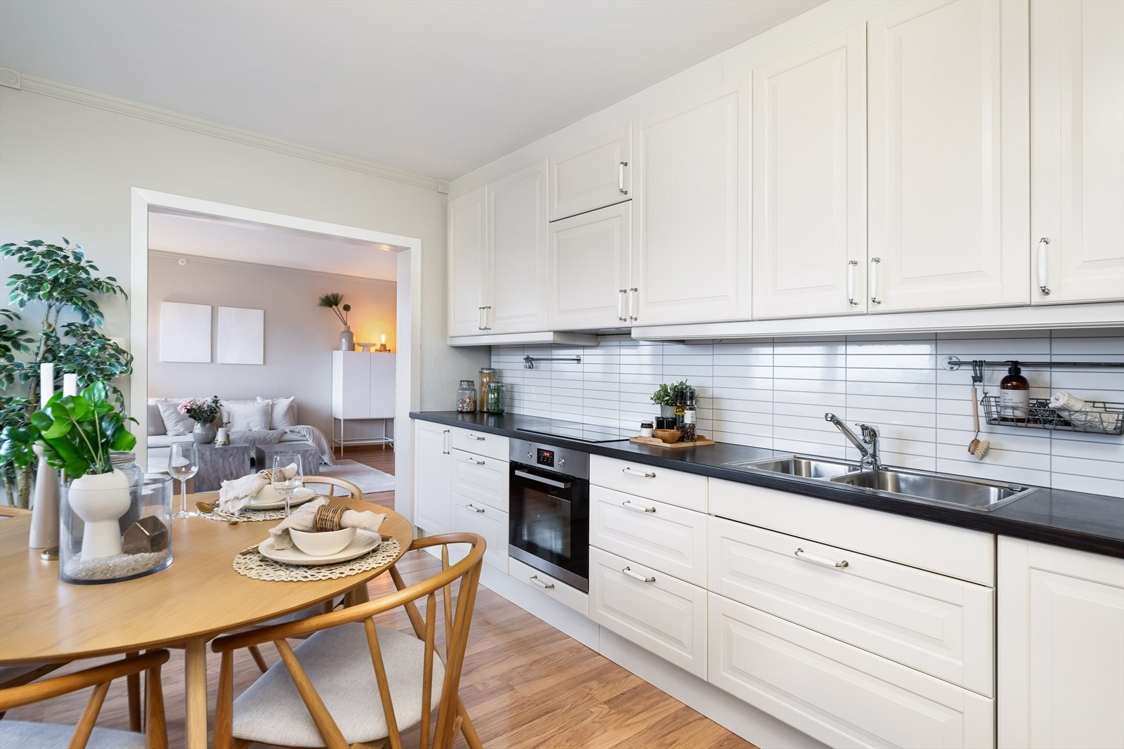 Stort og godt kjøkken med åpning til stue. Galleribilde