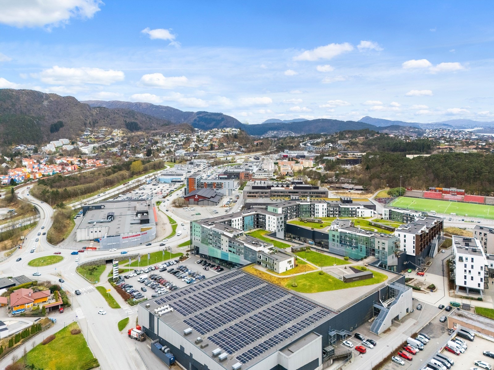 Kort vei unna borettslaget finner man Åsane senter, Horisont, Åsane arena, Vestlandshalen og mye mer. Galleribilde