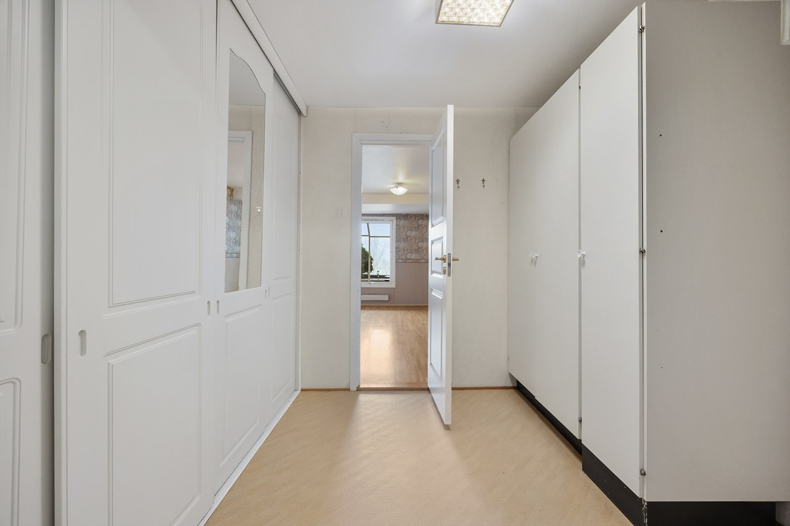 Leiligheten har et eget garderoberom med hvit laminat skapinnredning. Galleribilde
