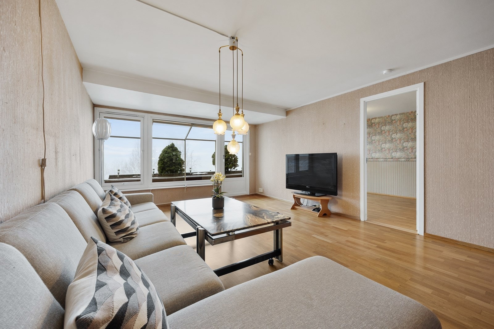 Fra stuen er det enkel tilgang til ett av soverommene. Galleribilde