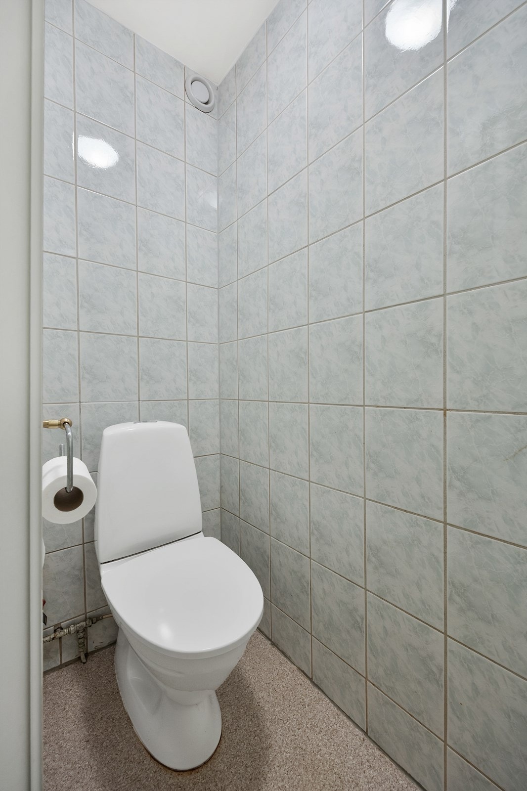 Leiligheten har et praktisk, delvis separat toalettrom. Galleribilde