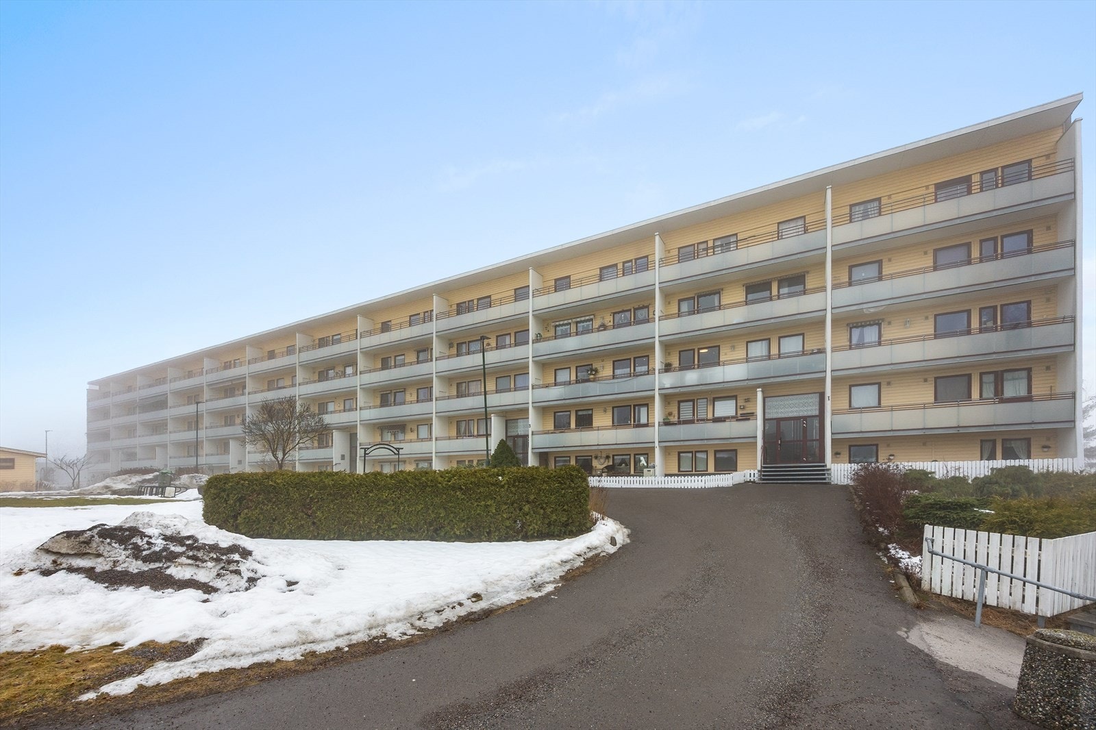 Dette er en romslig 3-roms selveier i bygningens 1. etasje (en trapp ned), med en praktisk planløsning og et betydelig potensial. Galleribilde