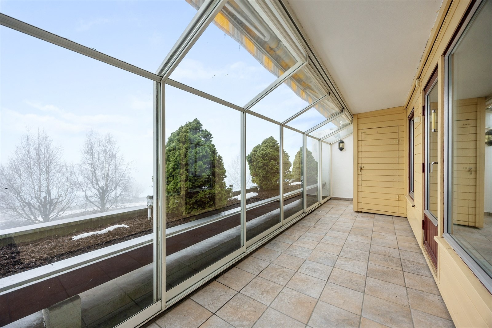 Skyvbare glassfelt gir fleksibilitet og mulighet for å åpne opp på varme dager. Galleribilde