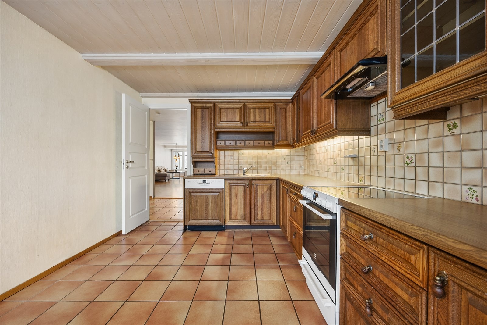 Kjøkkenet er utstyrt med frittstående komfyr med keramisk topp, oppvaskmaskin og kjøl/frys. Galleribilde