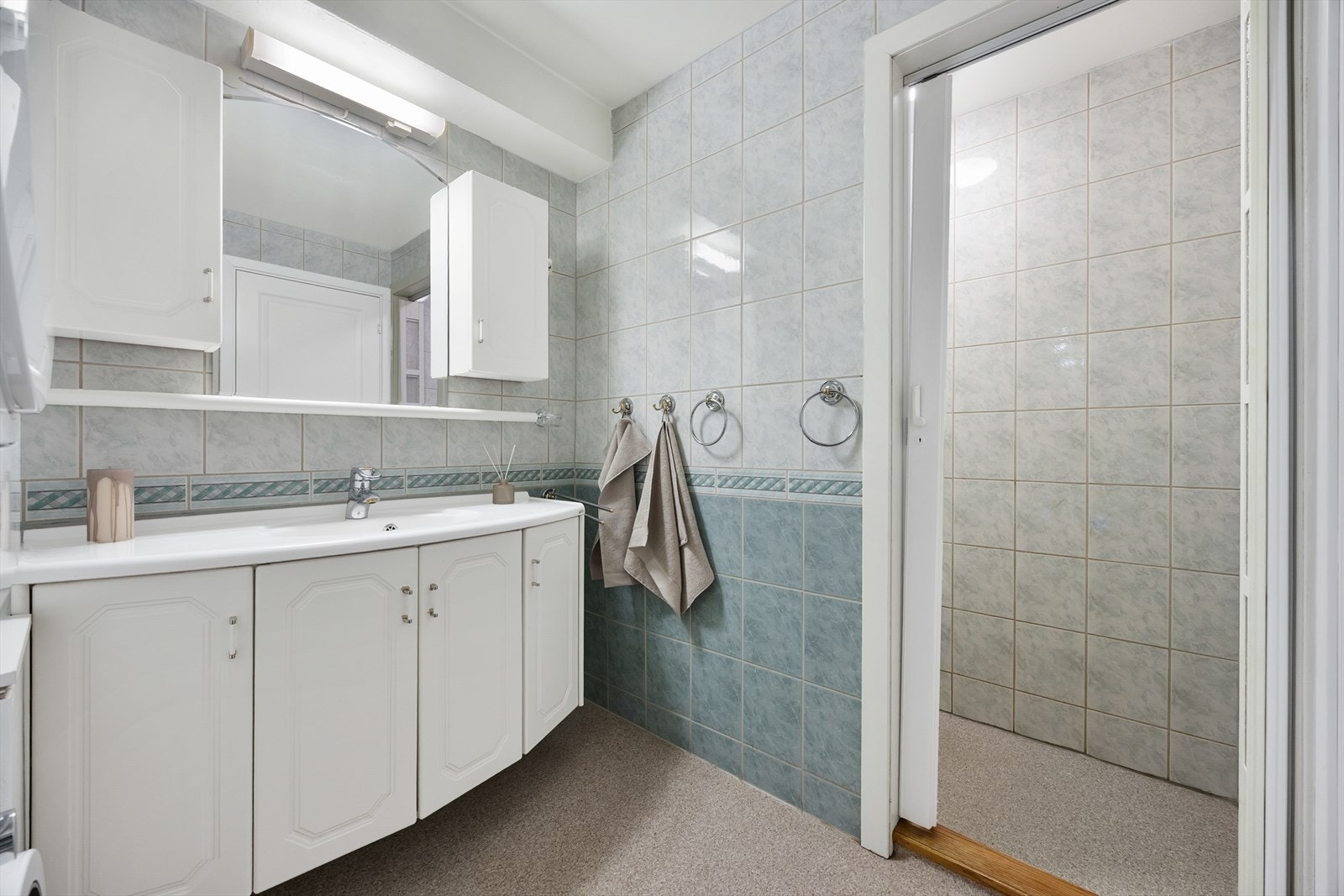 Innredningen på badet inkluderer servant med ett-greps kran og god skapplass. Galleribilde