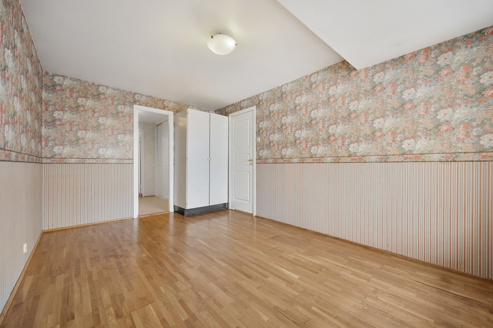 Rommet har tre-stavs eikeparkett og god plass til både seng og garderobeløsning. Galleribilde