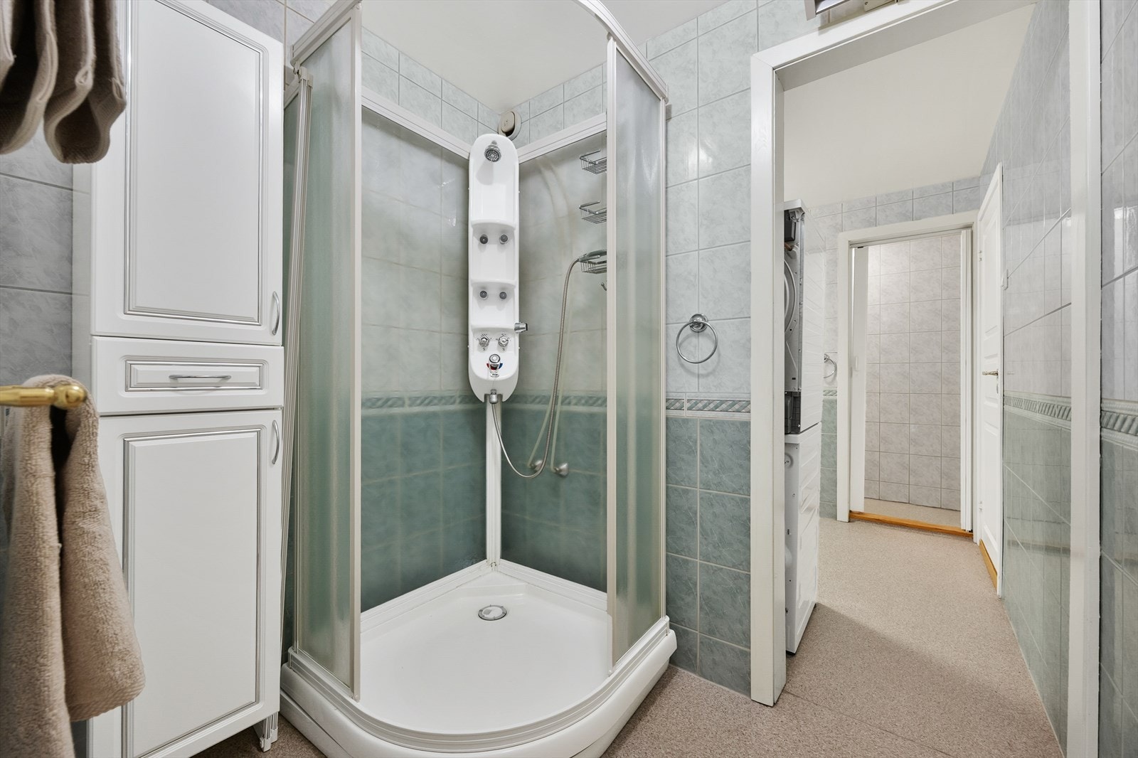 Badet er utstyrt med dusjkabinett og laminat skapinnredning. Galleribilde