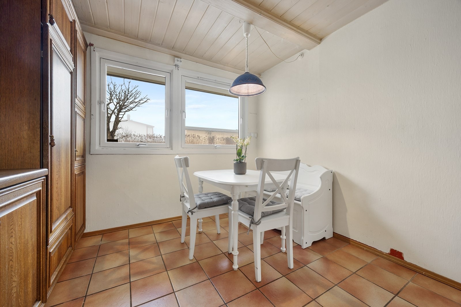 Spiseplassen på kjøkkenet er et lyst og trivelig sted for hverdagens måltider. Galleribilde