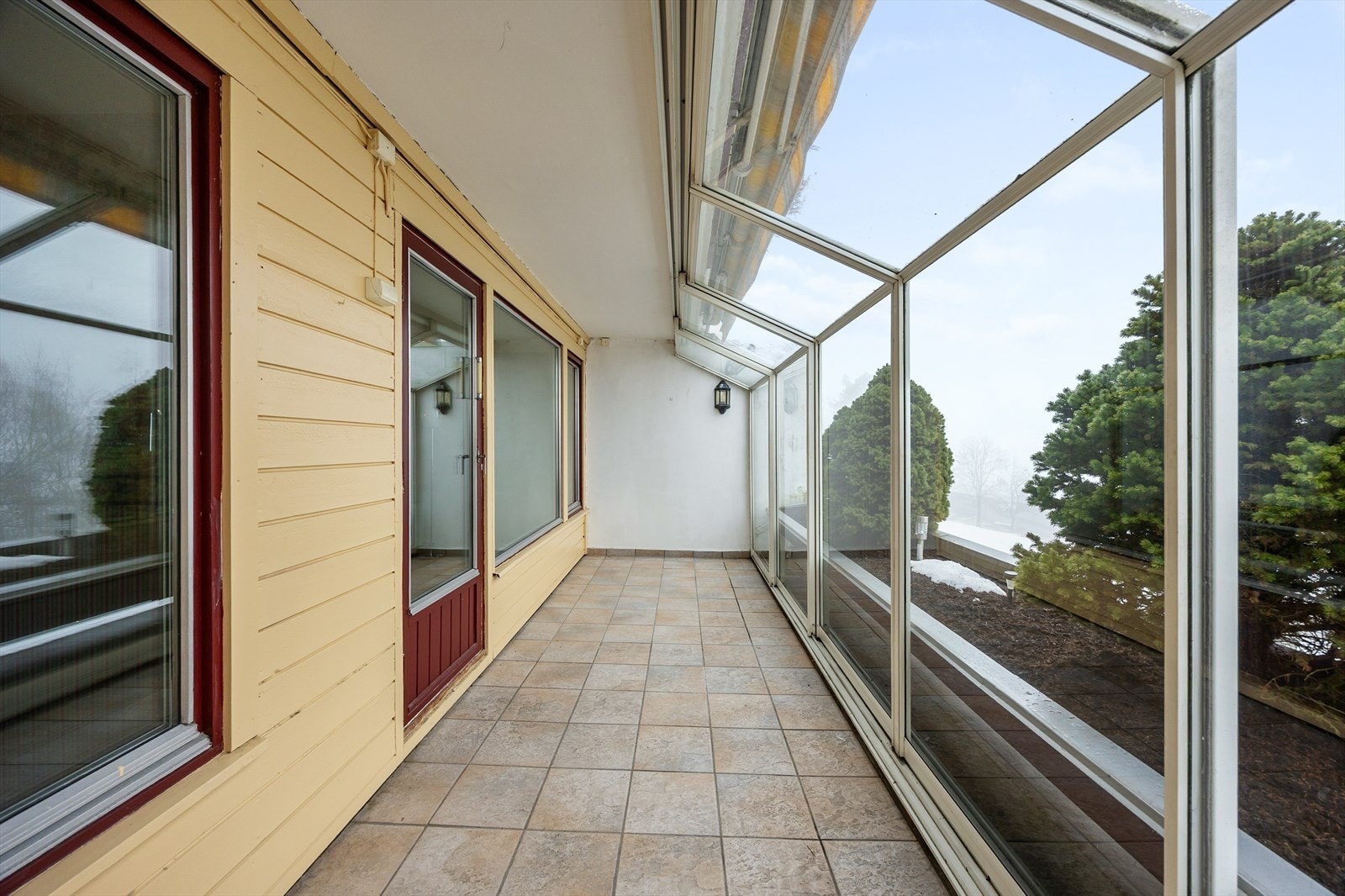 Den vestvendte balkongen på 12 m² er innglasset, og utvider bruksarealet store deler av året. Galleribilde