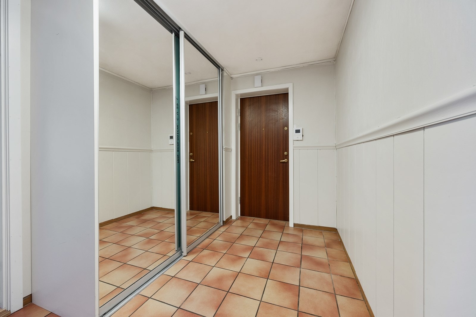 Skyvedørsgarderobe med speilfronter gir rikelig med oppbevaringsplass for yttertøy. Galleribilde