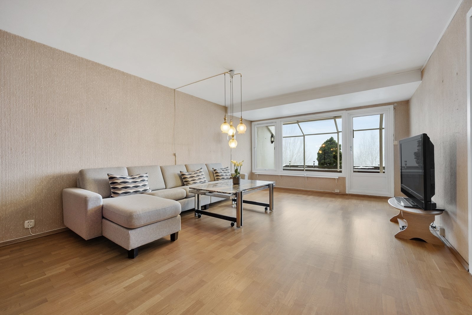 Her er det god plass til en romslig sofagruppe foran de store vinduene. Galleribilde