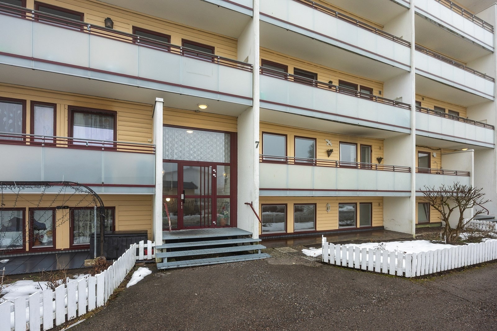 Inngangspartiet er oversiktlig og har dørtelefon for trygg adkomst. Galleribilde