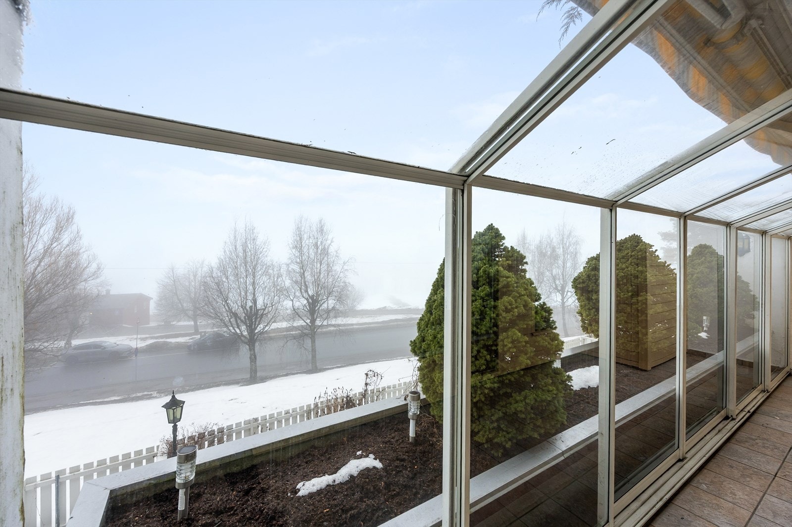 Den innglassede balkongen fungerer som et ekstra oppholdsrom store deler av året. Galleribilde