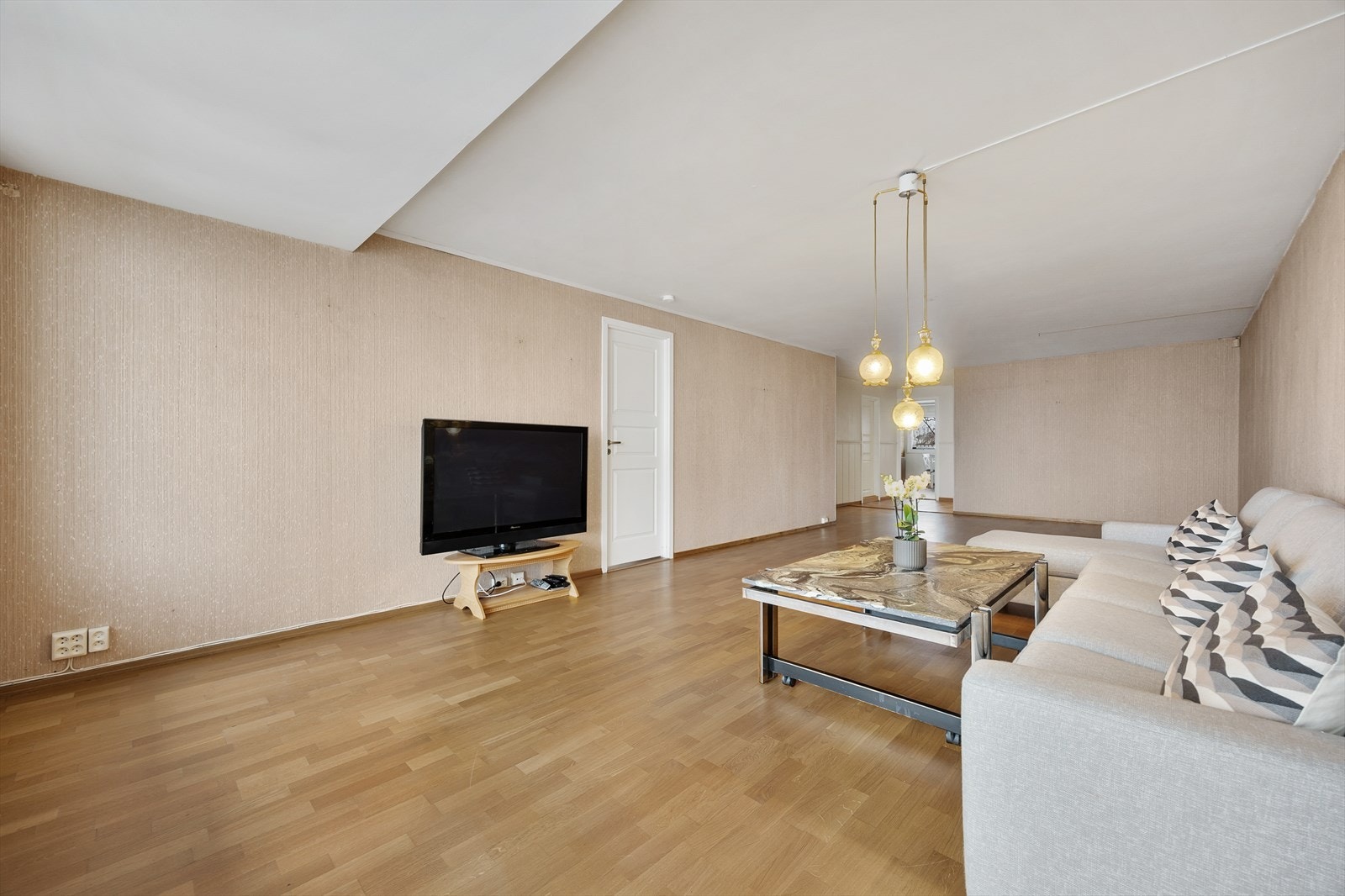 Rommet gir fleksibilitet for å skape ulike soner for avslapning og sosialt samvær. Galleribilde