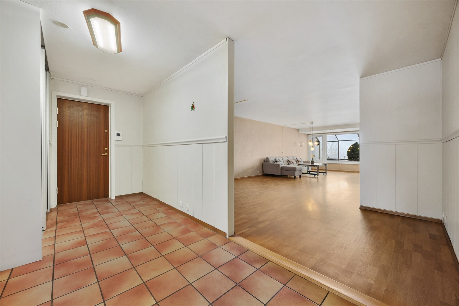 Fra entreen er det en åpen overgang til stuen, som gir en god romfølelse. Galleribilde