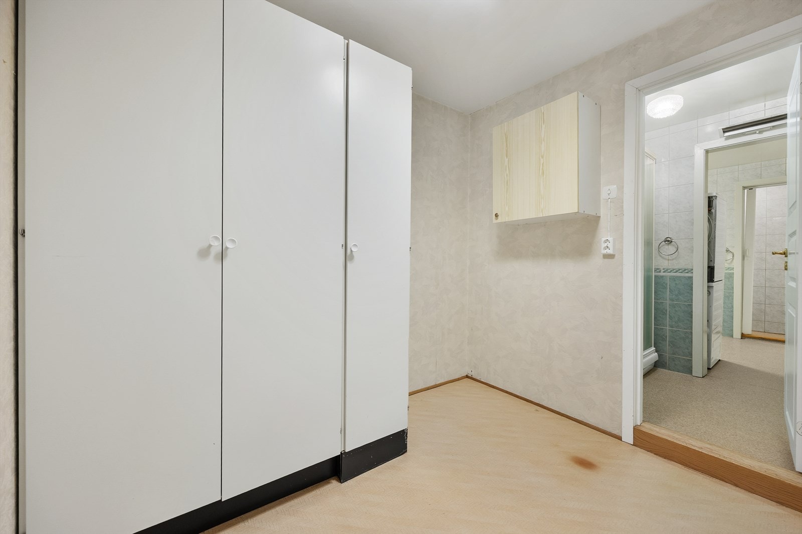 Her er det rikelig med oppbevaringsplass med både skyvedørsgarderobe og skap. Galleribilde