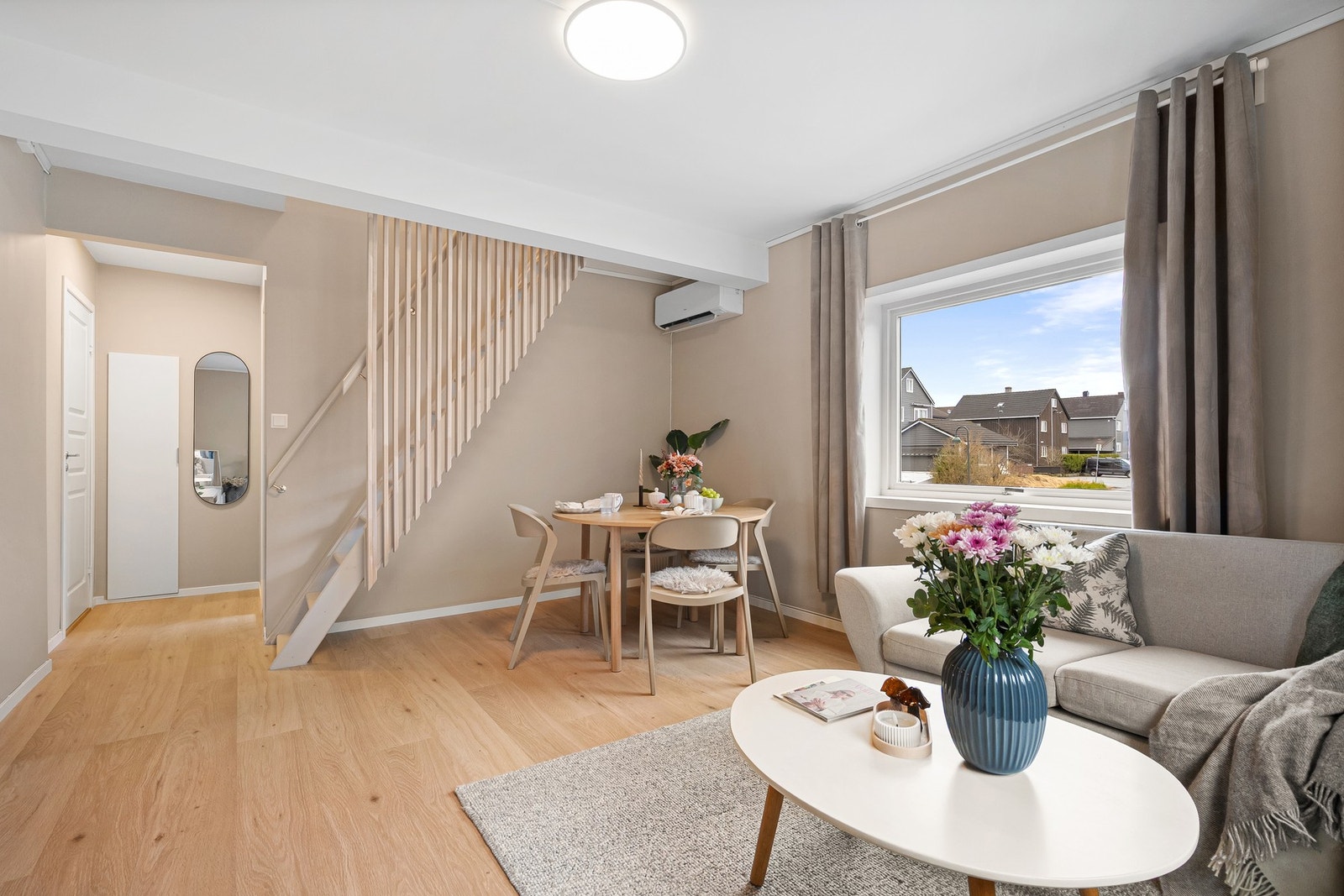 Det er god plass til ønsket møblering i stuen. Galleribilde