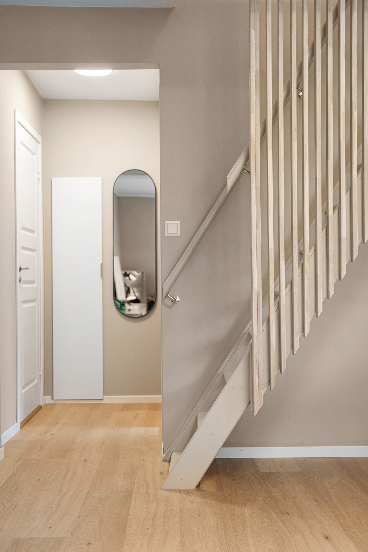 Fra stuen er det videre adkomst til loftsetasjen. Galleribilde